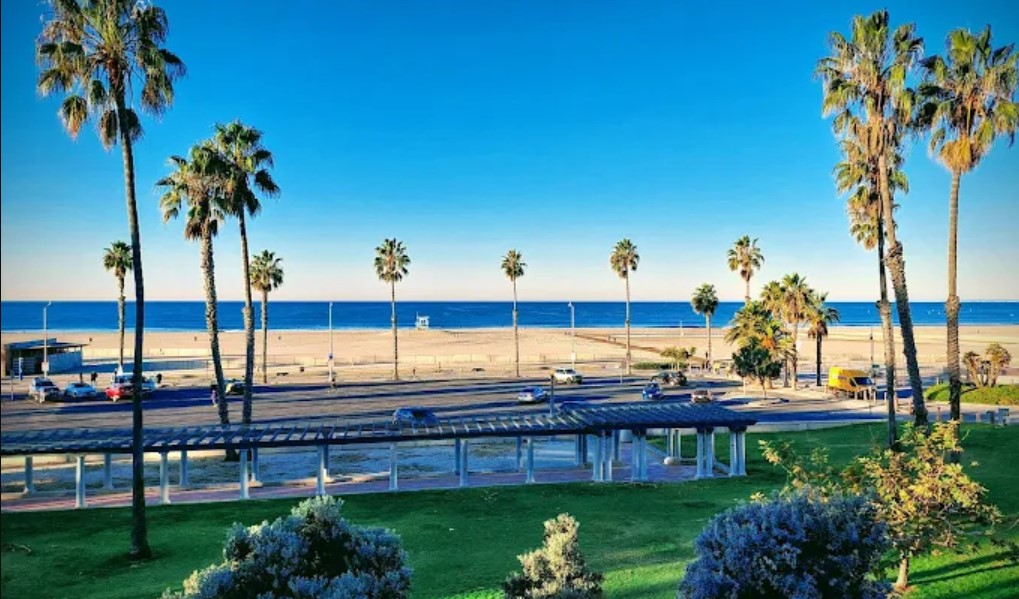 Photo: Crescent Bay Park Santa Monica — What This 1911 Coastal Spot Gives Families That Newer Parks Don't